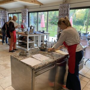 Lire la suite à propos de l’article CAP blanc de pâtisserie à La Villa des Chefs : une répétition générale avant le grand jour