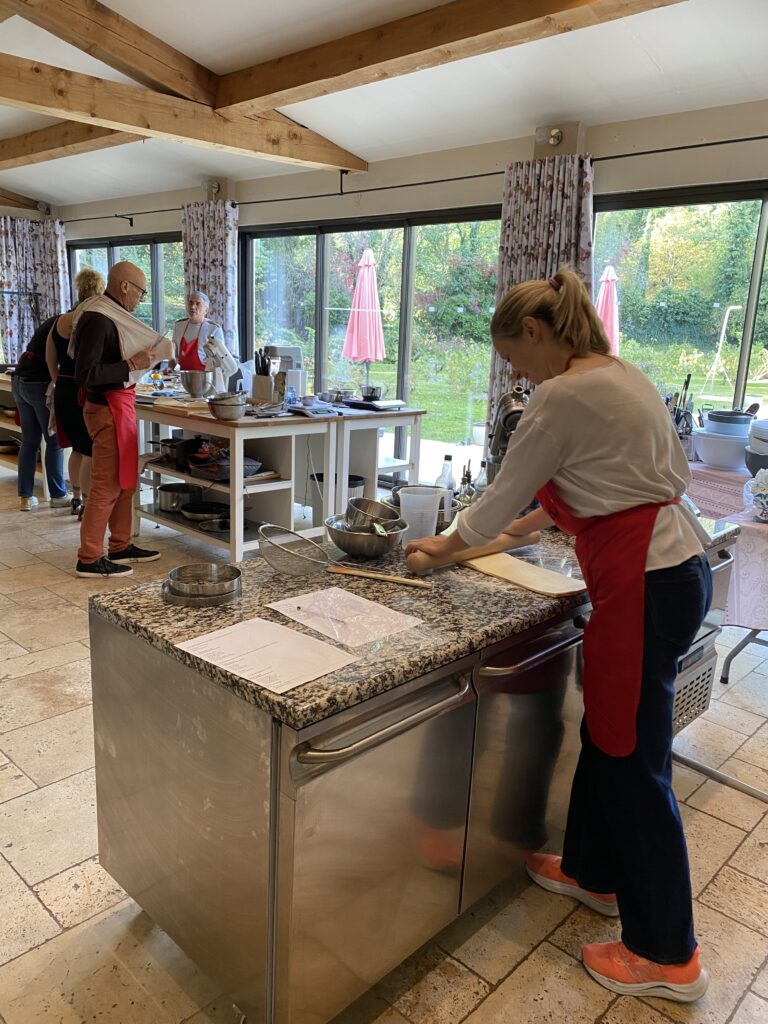 Lire la suite à propos de l’article CAP blanc de pâtisserie à La Villa des Chefs : une répétition générale avant le grand jour