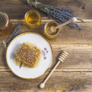 Lire la suite à propos de l’article Le Miel de Provence : Un Trésor Doré au Cœur du Terroir
